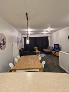 Family friendly 2 bed apartment with carpark - 5