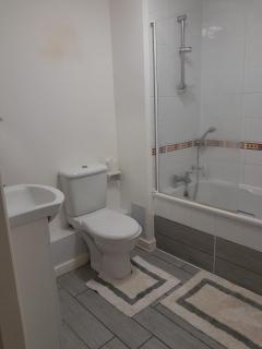 Spacious Tidy Room - 7