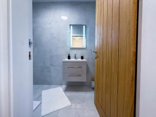 Elegant 1 bed flat, Sleeps 4, Free parking, Pet friendly, Pudsey, Leeds - 1