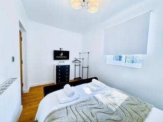 Elegant 1 bed flat, Sleeps 4, Free parking, Pet friendly, Pudsey, Leeds - 3
