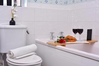 Highwoods Haven Luxury Stay with Garden and Parking - 7