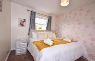 Highwoods Haven Luxury Stay with Garden and Parking - 9