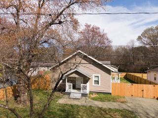5 Min to Elon - In Unit Washer and Dryer - Fast Wi-Fi - Burlington - 0