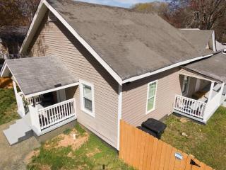 5 Min to Elon - In Unit Washer and Dryer - Fast Wi-Fi - Burlington - 9