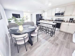 5 Min to Elon - In Unit Washer and Dryer - Fast Wi-Fi - 0