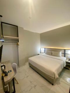 Front One Harvest Hotel Wonosobo - 1