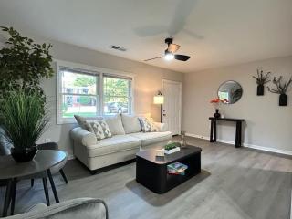10 Min to Downtown - Smart Tvs - Fast Wi-Fi - 0