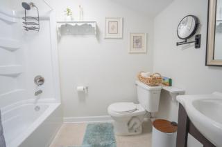 6 Min to North Hills - Private deck - In Unit Washer and Dryer - 1