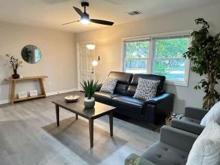 10 Min to Downtown - Desk - Fenced Yard - Wi-Fi - 0