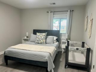 10 Min to Downtown - Desk - Fenced Yard - Wi-Fi - 9