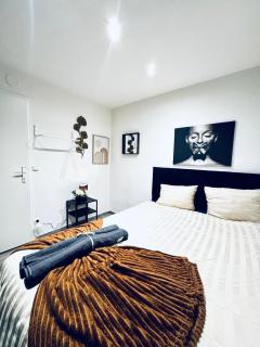 Elegant 5-BR Home , Ideal for Groups & Families - 2