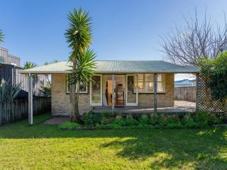 The Carolyn - Whangamata Holiday Home - 0