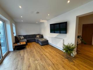 Upmarket home from home in Brentwood Essex, large fully equipped kitchen,4 large bedrooms with private en-suite bathrooms & secure free parking 6 vehicles - 7