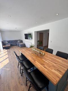 Upmarket home from home in Brentwood Essex, large fully equipped kitchen,4 large bedrooms with private en-suite bathrooms & secure free parking 6 vehicles - 9