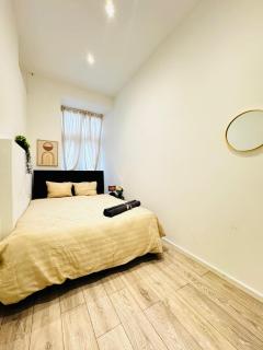 Elegant 5-BR shared Home , Ideal for Groups & Families - 9