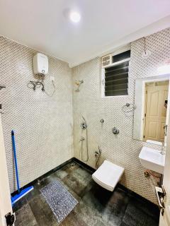 Palm View 1BHK with Pool & Café - Sazo Stays - 7