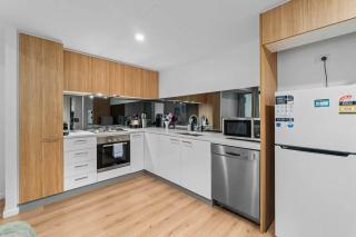 Elegant 1BR CBD Apt Walkable - Parking - WiFi - 5