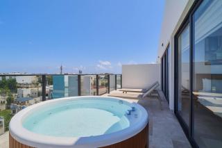 Luxury 2-Story Apt with Jacuzzi - 9