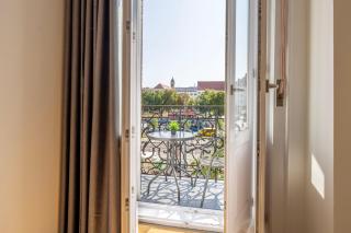 Central n' Sweet 4BEDROOM Suite w' Balcony - 8