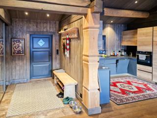 Log Cabin By Lake Osensjøen - 3