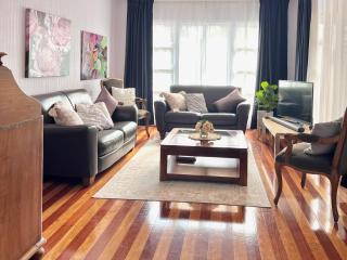 Artist's Cottage - Cosy Home in Quiet Leafy Street - 2