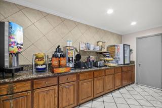 Days Inn by Wyndham Lost Hills - 4