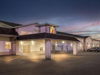 Super 8 by Wyndham Meadow Lake - 4