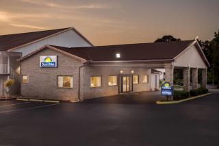 Days Inn by Wyndham Huntington - 8