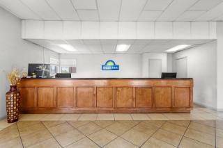 Days Inn by Wyndham Huntington - Pea Ridge - 3