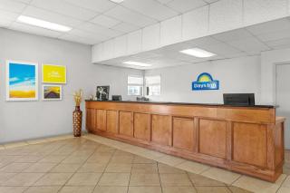 Days Inn by Wyndham Huntington - Pea Ridge - 2