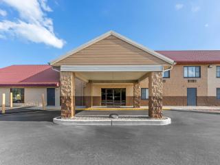 Super 8 by Wyndham Sturtevant Racine - 4