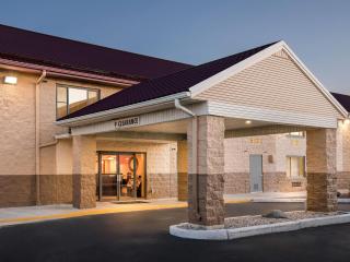 Super 8 by Wyndham Sturtevant Racine - 1