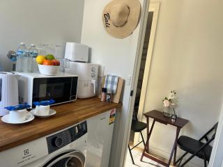 Private Entry Guest Suite- 6 minutes to Airport - 6