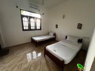 Ramlyn Guesthouse & Restaurant - Negombo - 5