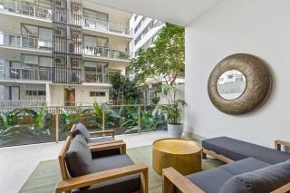 Stunning Helia Sanctuary - West End with parking - 2