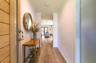 Lake Edge Retreat - 9