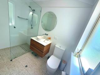 Lake Edge Retreat - 8