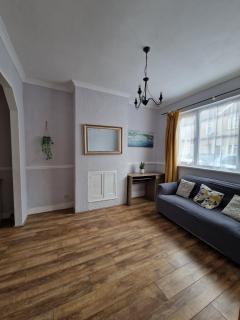3-Bed Home, Garden, Free Parking,Greater London - Moffat - 9