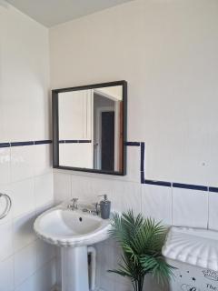 3-Bed Home, Garden, Free Parking,Greater London - Moffat - 6