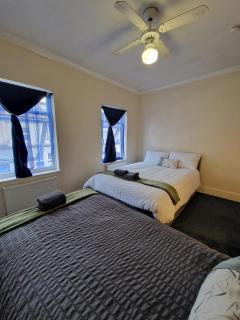 3-Bed Home, Garden, Free Parking,Greater London - Moffat - 1