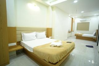 Hotel Sai Pratham - 8