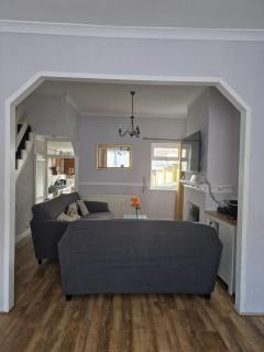 3-Bed Home, Garden, Free Parking,Greater London - Moffat - 8