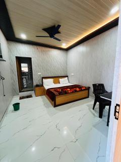 Hotel Tourist - Naimishāranya - 0