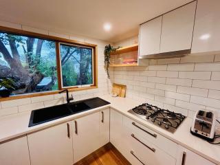 Bayview Escape - 250m from beach, pet friendly! - 4