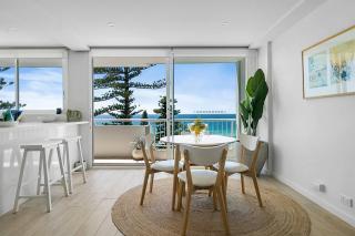 Manly Beachfront Apartment, Renovated with Beach Views - 8