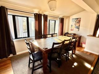 Spacious Group Getaway - Fireplace - 75TV - Mega Fast Wi-Fi - 5