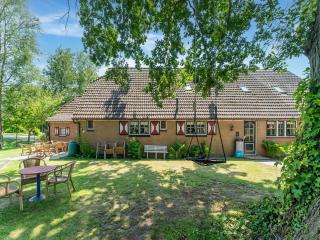 Attractive farmhouse in Giethoorn with garden - 0