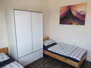 Spacious Worker Apartments with Rooftop Terrace - Up to 21 Guests - Östringen - 2