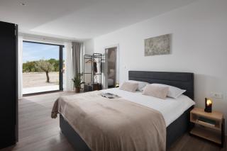 Villa KM 5 Bedroom with pool and garden - 2