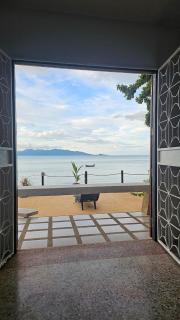 2Bedrooms Beachfront House with Fast WIFI - 0